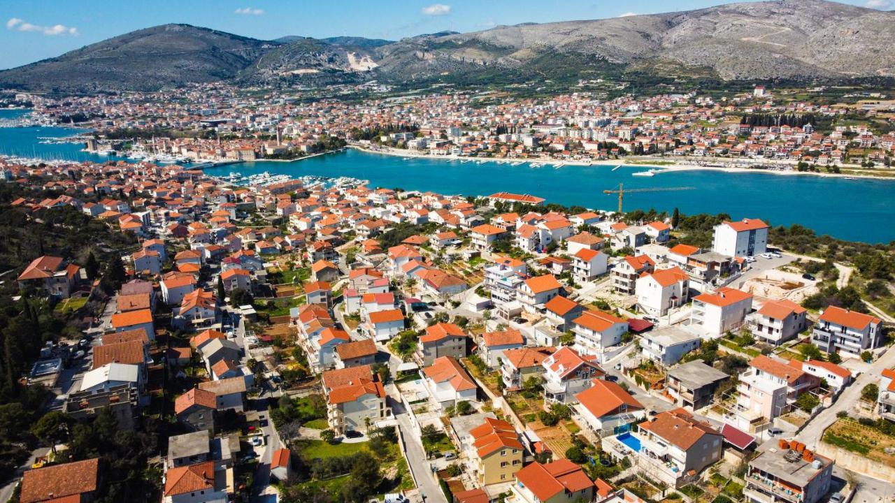 Peaceful & Sunny Apartments Трогир Екстериор снимка
